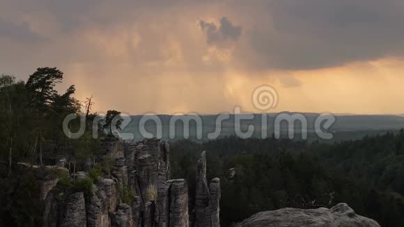 雄伟的岩石景观黄昏时间视频的预览图