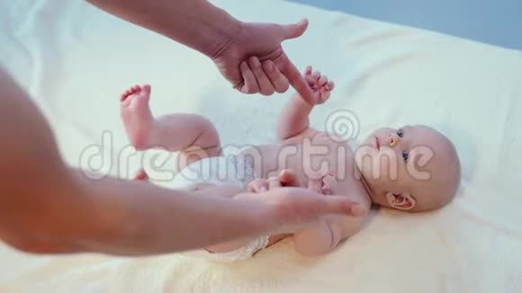靠近男人的手做脚给宝宝做足底按摩视频的预览图