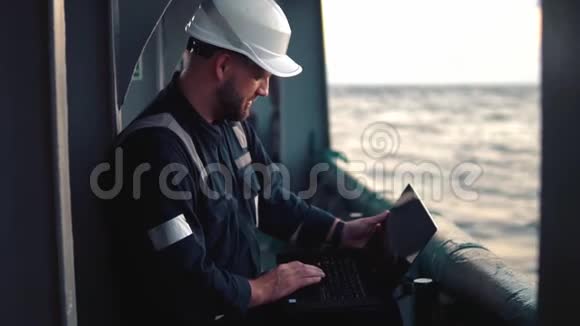 船长或船长在甲板上观看笔记本电脑视频的预览图