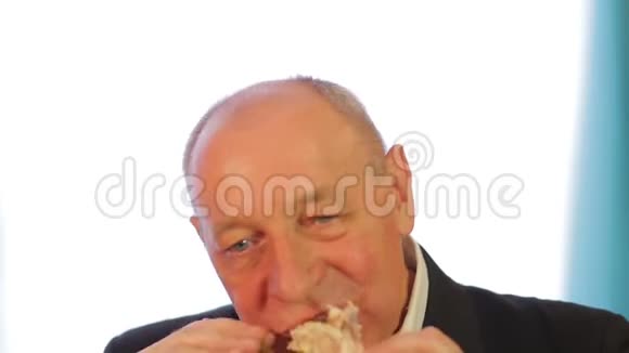 犹太男人吃一只白色背景的炸鸡视频的预览图