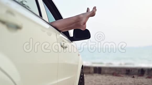 在海滩上坐汽车的亚洲女人暑假旅游泰国视频的预览图