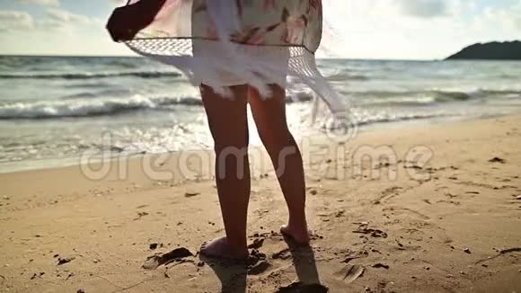 亚洲女性暑假独自在海滩旅行视频的预览图