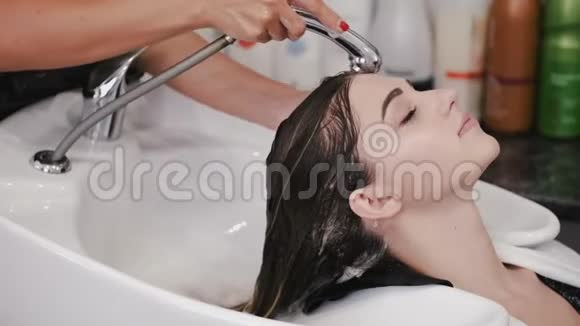 美容院客户洗头流程的特写视频的预览图