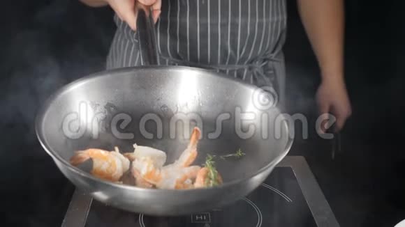 煎锅上的油炸大虾被抛和搅拌快关门慢动作烹饪烤海鲜虾类视频的预览图