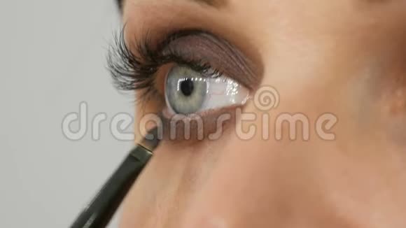 眼妆专用的灰色画笔或铅笔在下眼睑涂抹眼影视频的预览图