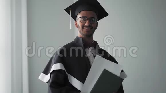印度学院毕业生罗布微笑持有文凭视频的预览图