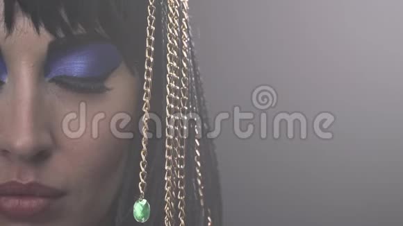 克利奥帕特拉睁开了眼睛她的头发上有明亮的蓝色妆容和珠宝视频的预览图