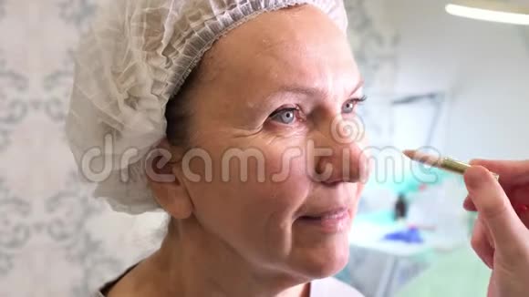 审美医学这位整容医生给5060岁的女性脸上留下了痕迹填充注射的准备视频的预览图