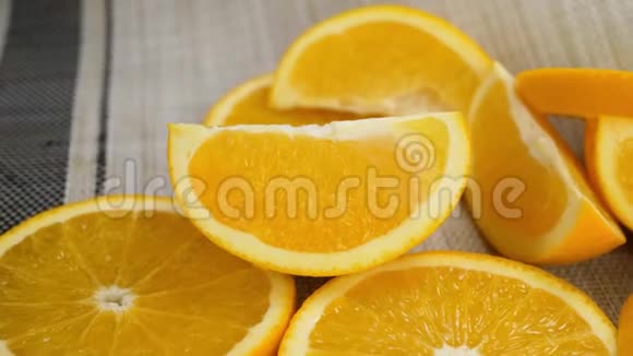 在白色桌布上切片的橙色水果视频的预览图