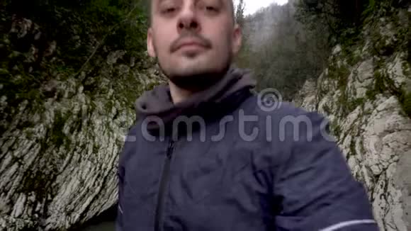 旅行概念男人在俄罗斯索契的峡谷魔鬼的大门自拍视频的预览图
