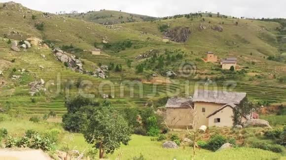 在马哈森达附近的典型的马达加斯加景观上拍摄了全景小山丘上的稻田和粘土制成的房子视频的预览图