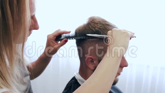 理发师用剪刀给顾客理发视频的预览图