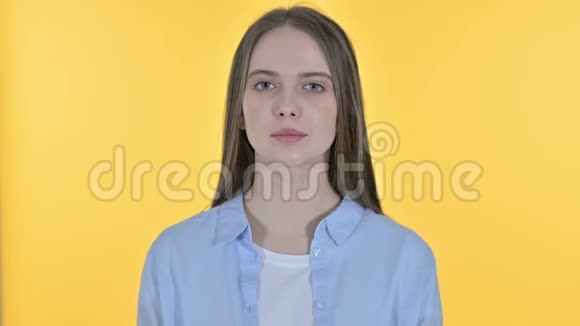 病危青年妇女咳嗽的肖像黄色背景视频的预览图