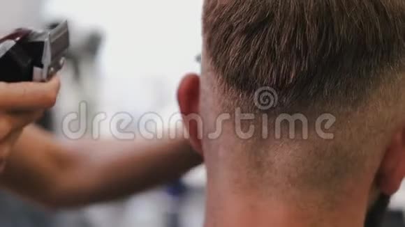理发店用机器剪客人的头发视频的预览图