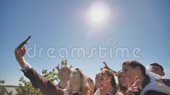 快乐的高中毕业生在阳光明媚的日子里自拍视频的预览图