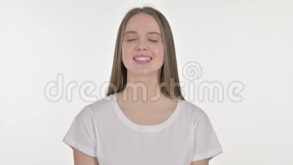开朗美丽的年轻女子拍手白色背景视频的预览图