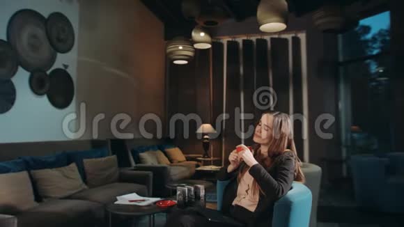 商务女性在酒店大堂放松女性专业人士享受咖啡视频的预览图