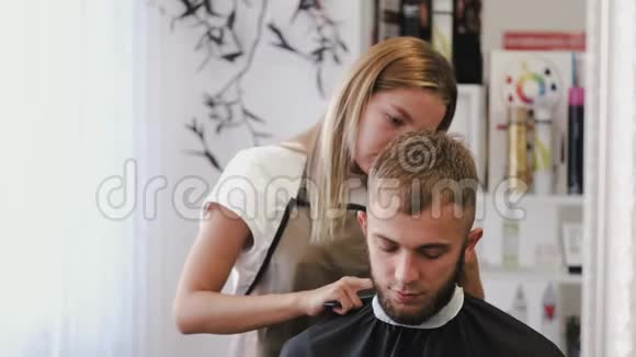 发型师为理发店的顾客理发视频的预览图