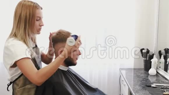 发型师在美容院用喷雾做发型视频的预览图
