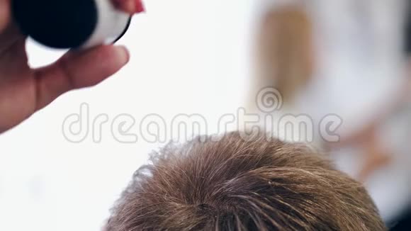 发型师在美容院用喷雾做发型视频的预览图