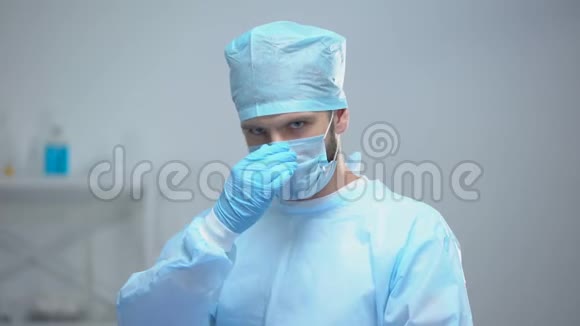 手术成功后专业外科医生取下医用面罩视频的预览图