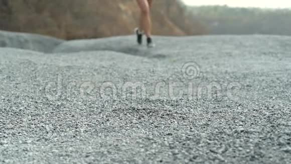 慢动作运动员女人在岩石上跑步亚洲女跑运动员夏季耐力训练视频的预览图
