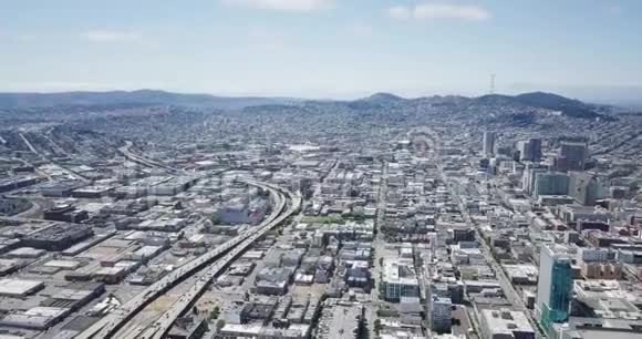 在美丽的晴天鸟瞰旧金山城市布局图视频的预览图