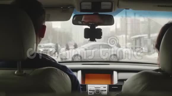 男司机在方向盘上女司机坐在Passanger坐上汽车停在十字路口让行人过马路视频的预览图