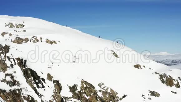 不明身份的人步行到山顶阳光明媚的冬天在瑞典北部令人叹为观止的山景视频的预览图