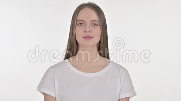 女青年在扬声器上发表声明视频的预览图