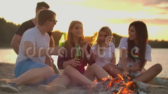 海滩上的篝火聚会视频的预览图