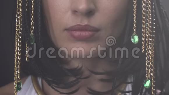 在克利奥帕特拉的嘴唇上她的头发上挂着一些珠宝视频的预览图