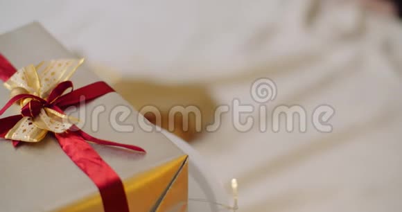 圣诞礼品盒贴丝带的特写视频的预览图