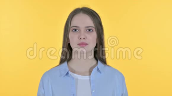 黄色背景下的偶然年轻女子哭泣视频的预览图