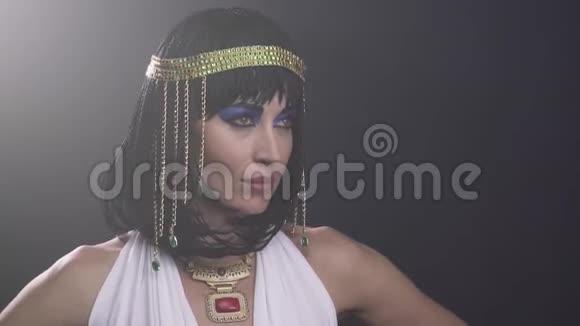 她的脸上挂着许多珠宝和傻笑是一个传奇的埃及艳后视频的预览图