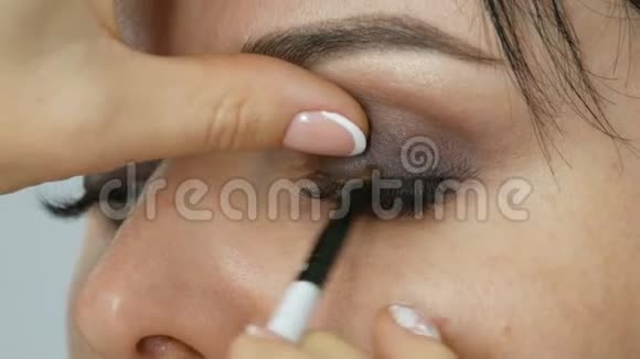 眼妆专用的灰色画笔或铅笔在下眼睑涂抹眼影视频的预览图