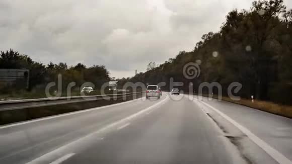 在恶劣的雨天高速行驶的高速公路上银色MPV汽车视频的预览图