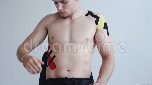 临床上肩背带动力学胶带的无衫运动员视频的预览图