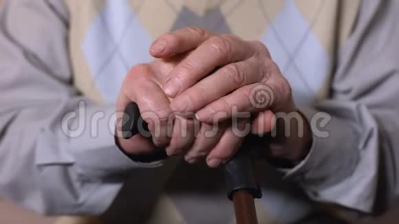 老人手拿手杖残疾健康问题特写视频的预览图
