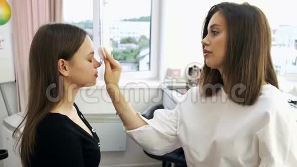在美容院化妆过程中的艺术家和客户视频的预览图
