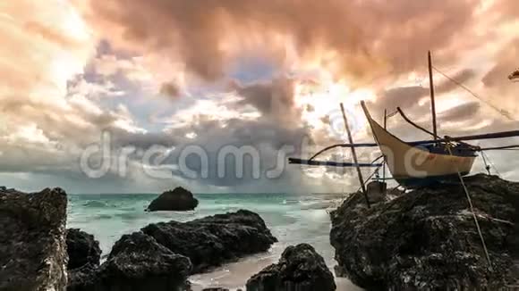 菲律宾长滩岛上热带岩石日落时的老帆船4K时间推移2016年8月长滩岛视频的预览图