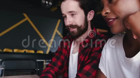 有胡子的男人和非裔美国女人视频的预览图