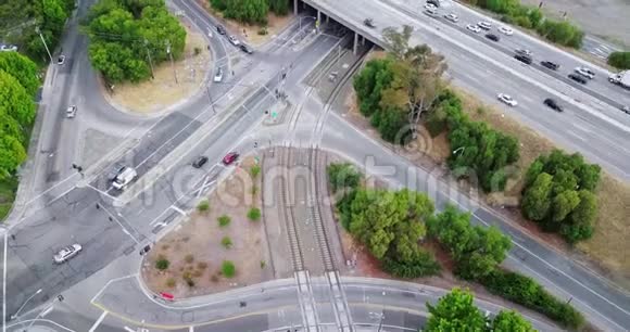 美国宇航局附近101号公路桥下交叉路口的空中交通视频的预览图