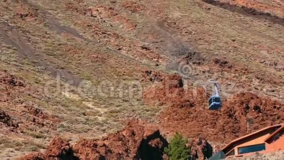 缆车舱沿着索道行驶在高山火山峰的背景下视频的预览图