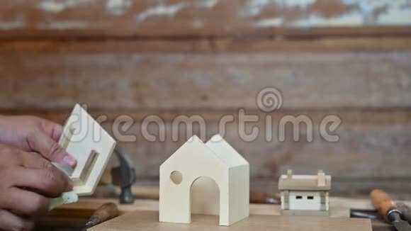 在木工车间工作的木匠家具木制品及家居装饰制作理念视频的预览图