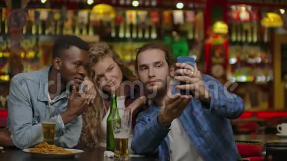 一群快乐的多种族朋友在酒吧或酒吧用啤酒做烤面包视频的预览图