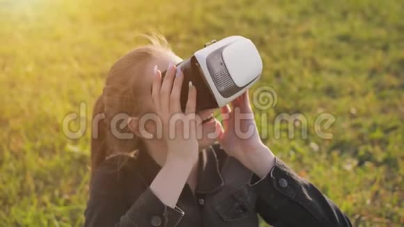 城市公园里戴虚拟眼镜的小女孩视频的预览图