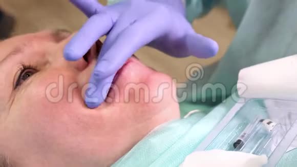 审美医学整容医生做病人的嘴唇视频的预览图