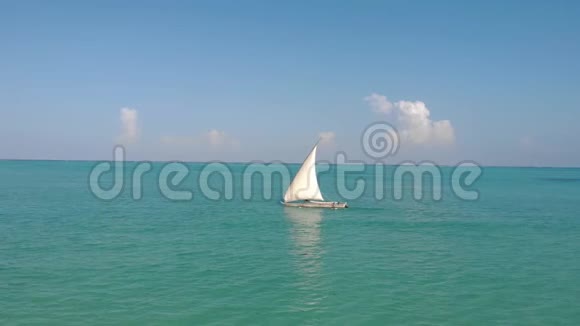 传统的非洲帆船在桑给巴尔岛帕耶海滩蓝色印度洋鸟瞰坦桑尼亚联合共和国视频的预览图