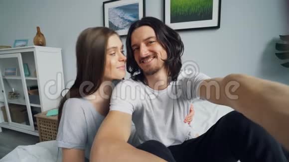 男人和女人在家里自拍抱着相机接吻视频的预览图